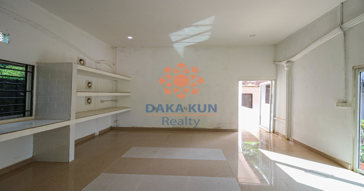 4 Bedrooms House for Rent in Siem Reap City, near War Museum