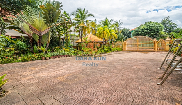 Villa for Sale in Krong Siem Reap-Tmor Meas Rd