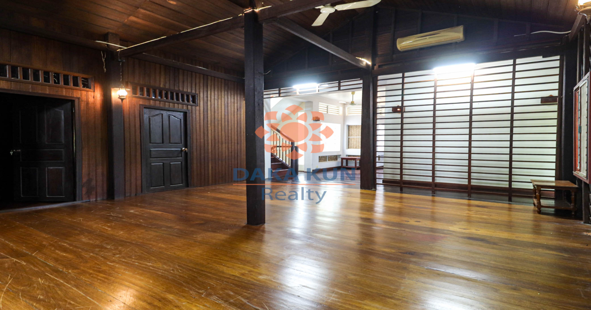4-Bedroom Wooden House for Sale near Phsar Kroum Market