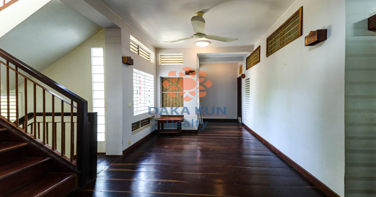 4-Bedroom Wooden House for Sale near Phsar Kroum Market