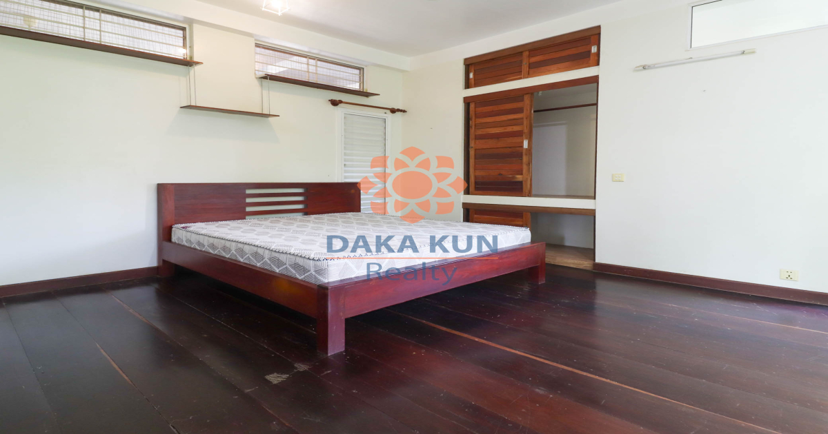 4-Bedroom Wooden House for Sale near Phsar Kroum Market