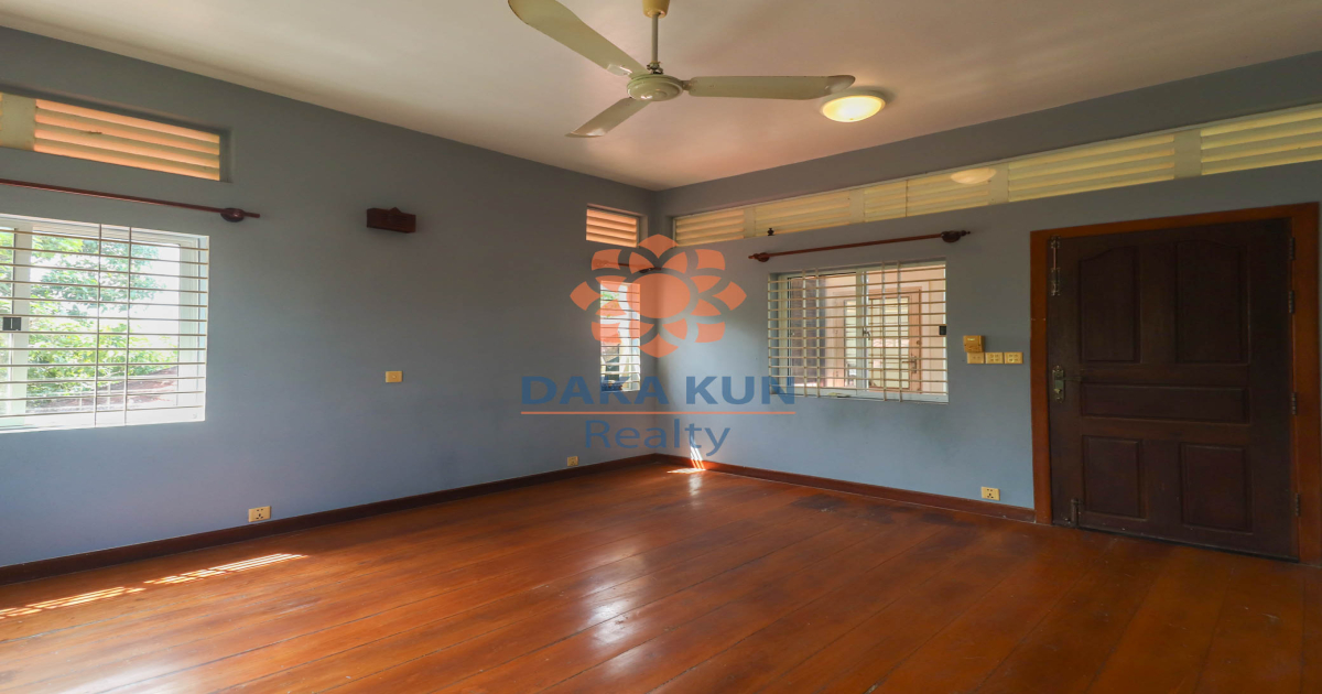4-Bedroom Wooden House for Sale near Phsar Kroum Market