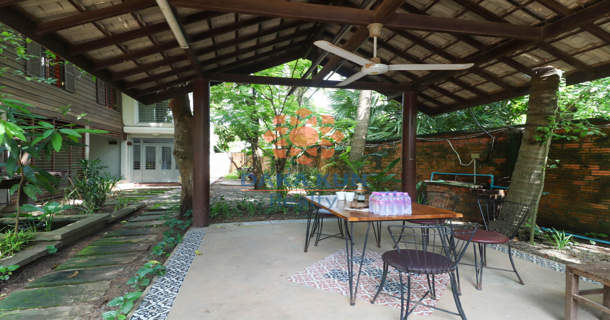 4-Bedroom Wooden House for Sale near Phsar Kroum Market
