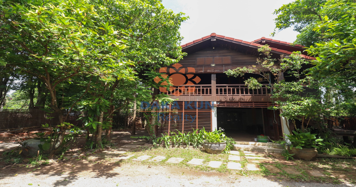 4-Bedroom Wooden House for Sale near Phsar Kroum Market