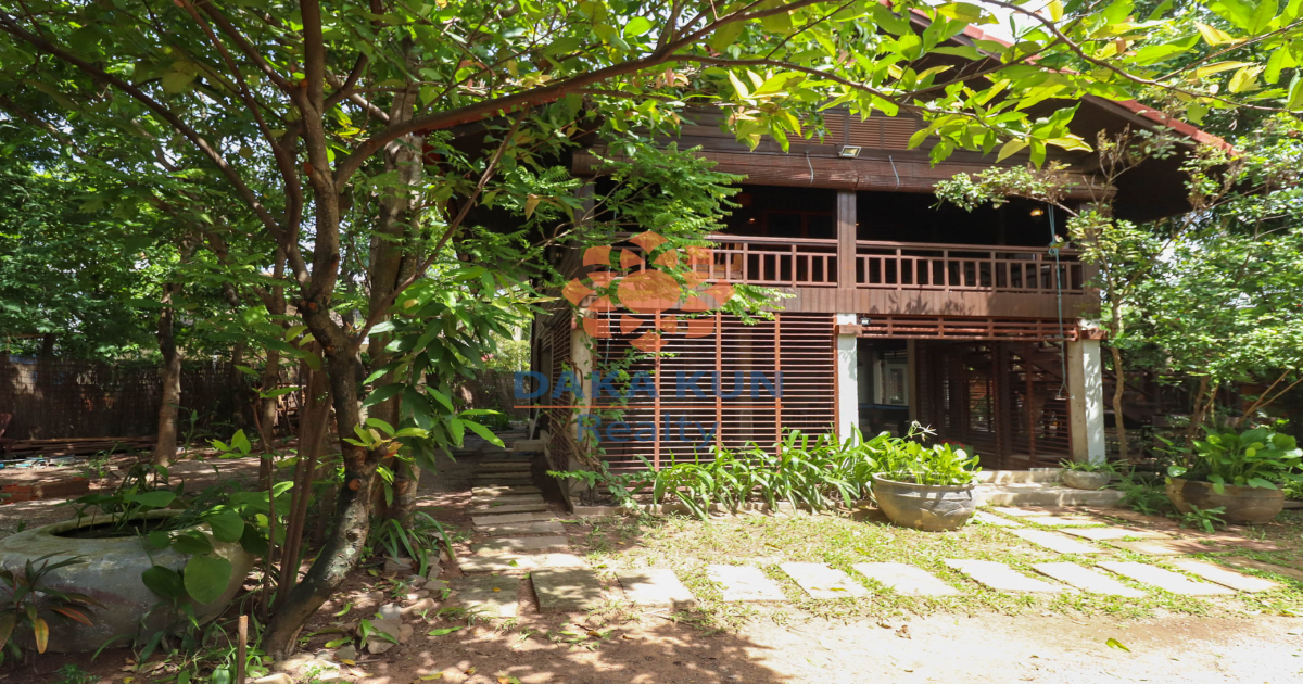 4-Bedroom Wooden House for Sale near Phsar Kroum Market