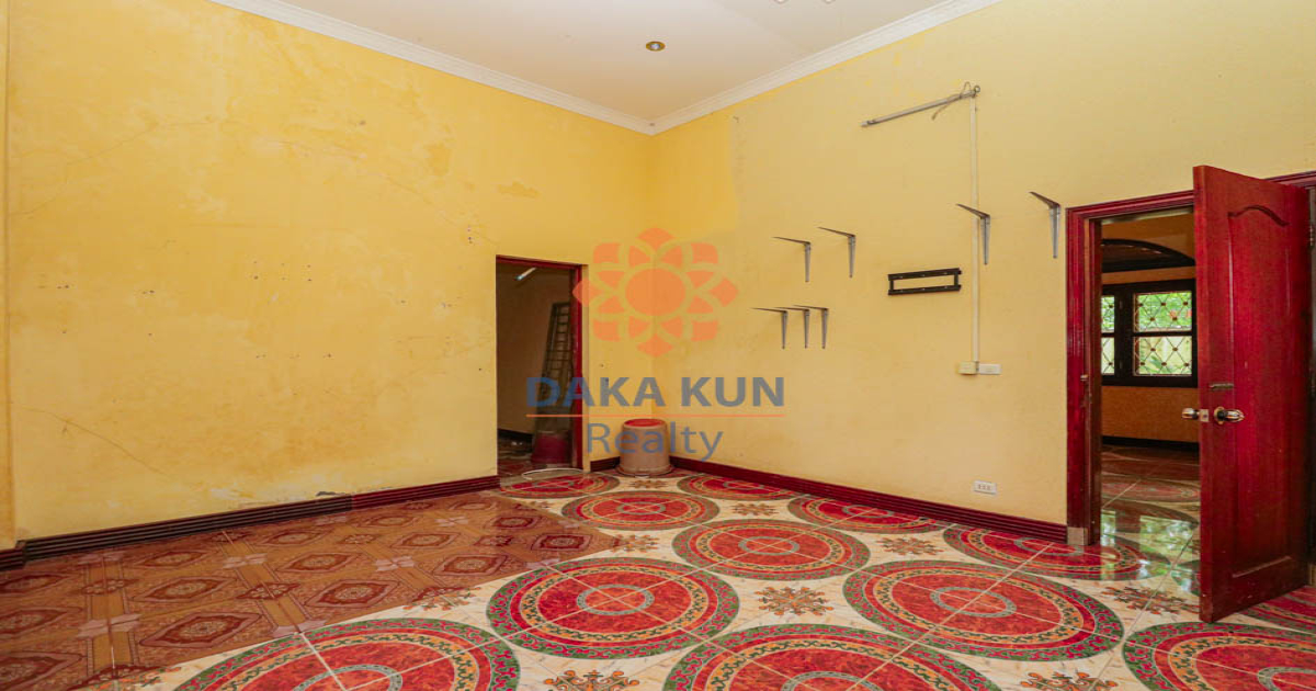 4-Bedroom House for Sale in Siem Reap City, Concrete Road Access