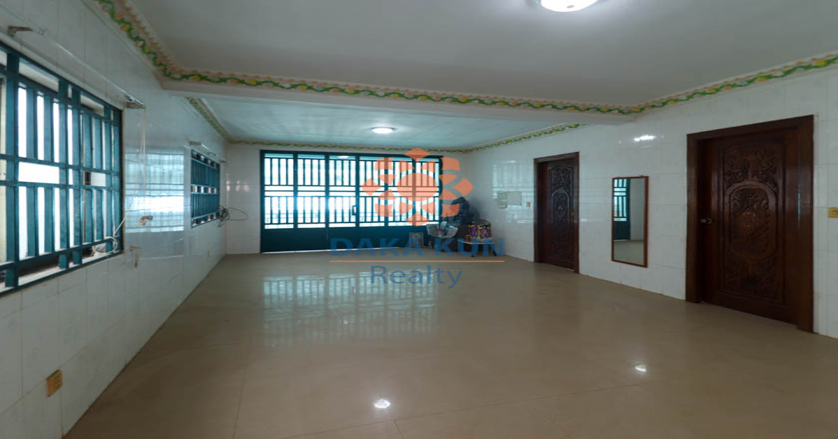 5-Bedroom House for Sale in Siem Reap City, Near Phsar Leu