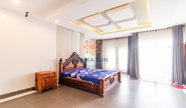 8 Bedrooms Villa for Rent with Swimming Pool in Krong Siem Reap