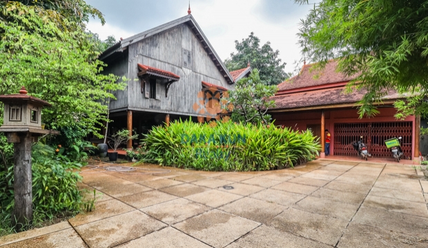 Wooden House For Sale in Wat Damnak-Siem Reap