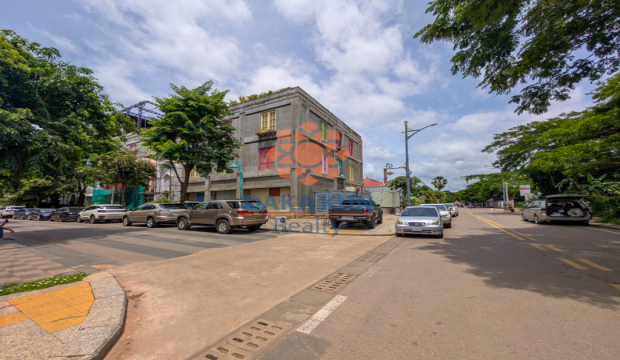 Commercial Building for Sale near The Twizt Hotel in Siem Reap City Center